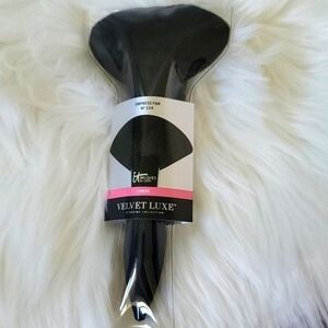it cosmetics Velvet Luxe Empress Fan Brush NEW